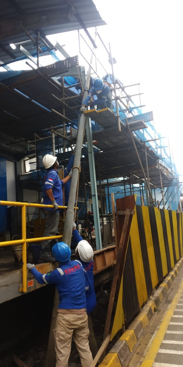 Tim sedang bekerja di ketinggian
